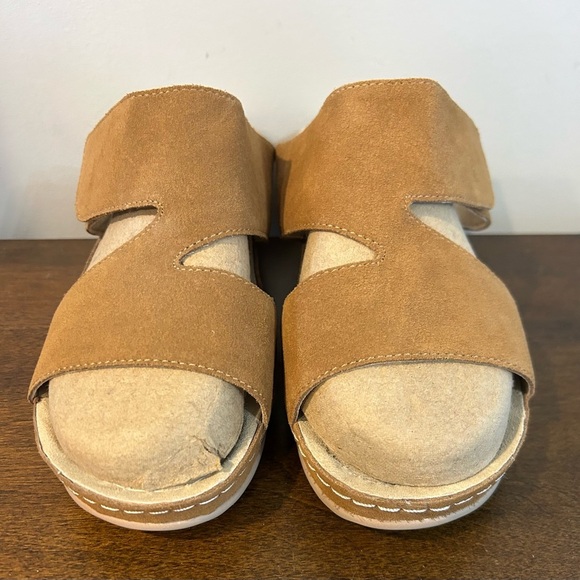 David Tate Women's Laurel Wedge Sandal Tan Suede 10 Wide New without tags or box - Picture 2 of 9